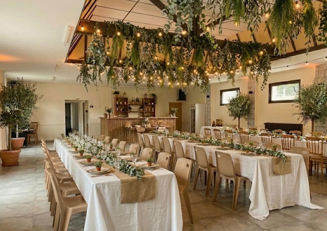 Salle décorée pour un mariage